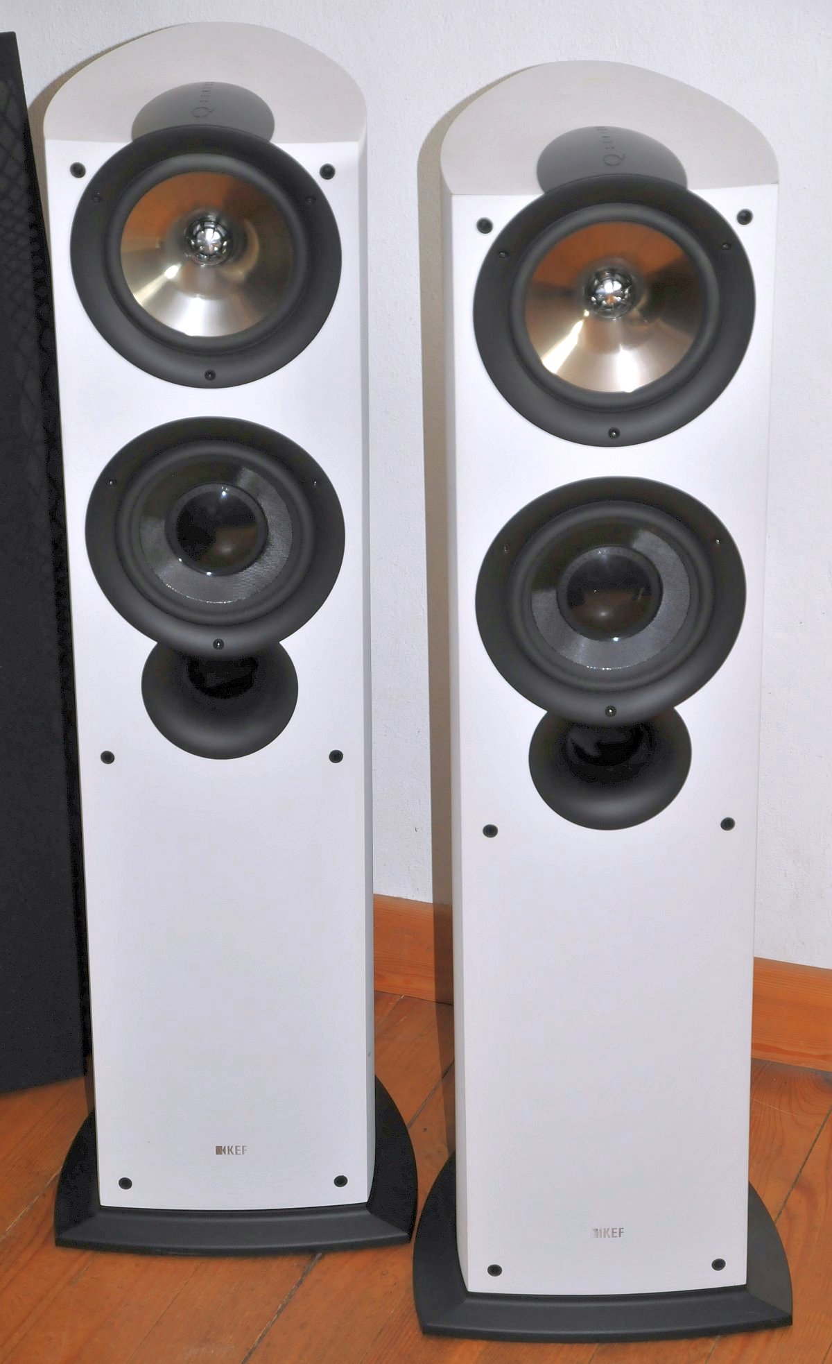 Kef IQ70 Weiss Front.jpg