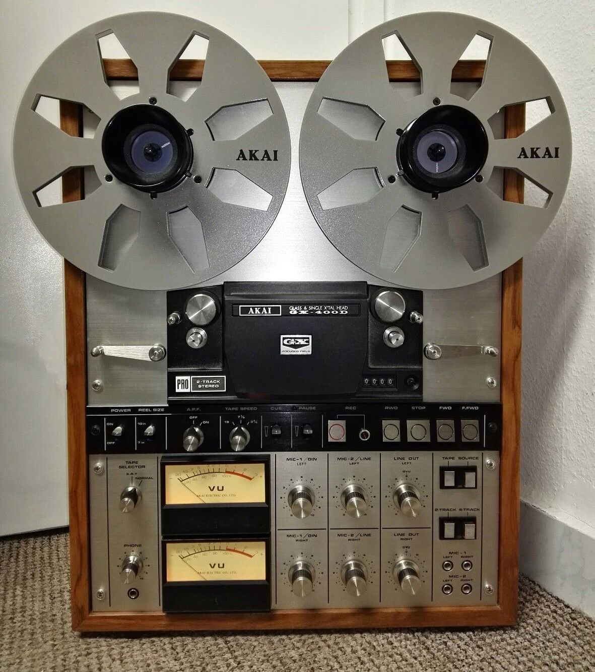 Akai gx. Akai GX-400d. Катушечный магнитофон Акай. Катушечный магнитофон Акай 777. Акай 630 катушечник.